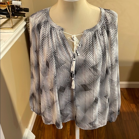 Daniel Rainn Black and White Blouse with metallic threads. - Picture 1 of 11